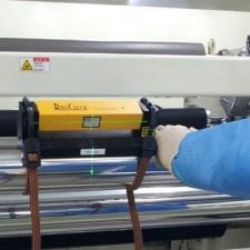 Arbeiter, der Laserausrichtungswerkzeuge verwendet, um Maschinen zu warten