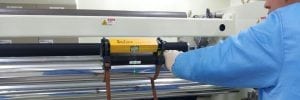 Работник използва инструменти за лазерно подравняване за поддръжка на машини