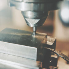 Perforación de metales en máquina CNC. Taller de metales.