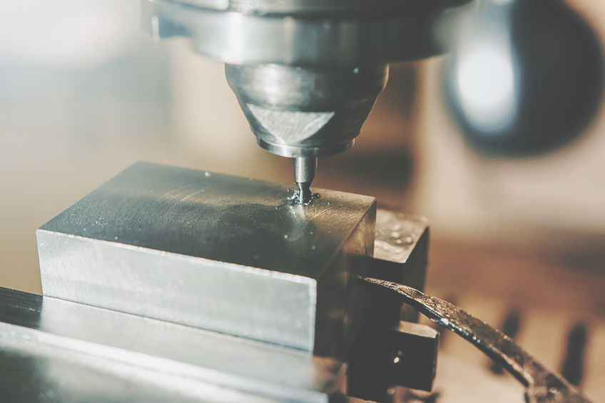 Perforación de metales en máquina CNC. Taller de metales.