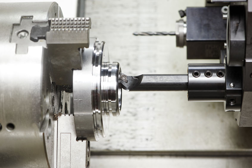 détail allumant la machine-outil de découpe de métal dans l'usine de fabrication